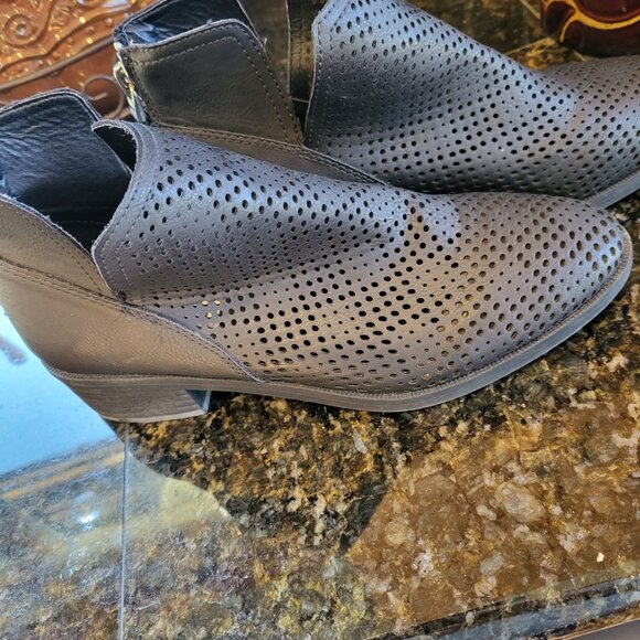 Blowout on Women's Steve Madden Booties/Ankle Boots Black Size 9 - Picture 1 of 3